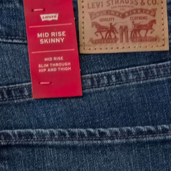 NWT, Levi's Women’s Distressed Mid Rise Skinny Jeans, Size 32/30 - Picture 9 of 9
